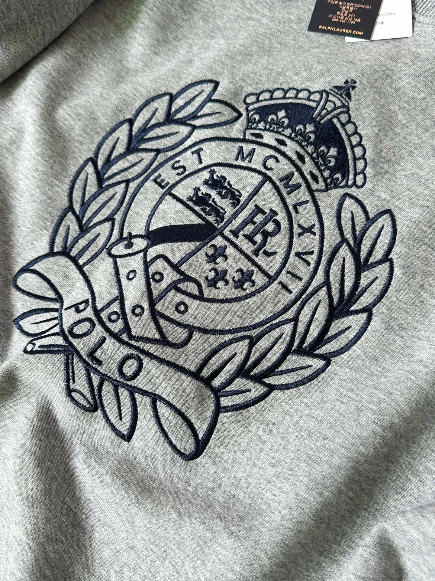 P220 Style No.: RL018] RalphLauren/Ralph Lauren 2025 new autumn and winter terry sweatshirt with medallion pattern embroidered logo Ralph Lauren age-reducing item, the coat fabric is made of 60% cotton➕40% polyester, which not only retains the softness, comfort and breathability of cotton, but also adds the wear resistance and wrinkle resistance of polyester fiber, making the clothes more durable and easy to care for. Even in slightly cooler weather, you won't feel stuffy when wearing it. This kind of fabric has a natural crisp feel and is not easy to pill or deform. The large logo embroidery on the chest is full of color, full of three-dimensionality, and lifelike, adding a bit of liveliness and interest to the entire sweatshirt. There is no pressure to dress, regardless of age or gender. Complete accessories! Color: Gray Size: S-xL S Shoulder width 53 Bust 110 Length 67 Sleeve length 58 M Shoulder width 54 Bust 114 Length 69 Sleeve length 59 L Shoulder width 55 Bust 118 Length 71 Sleeve length 60 xL Shoulder width 56 Bust 122 Length 73 Sleeve length 61